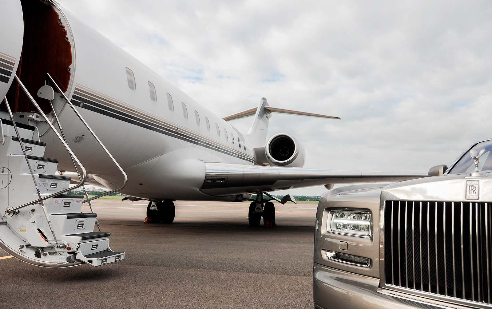 private-executive-airplane-with-limousine-rolls-royce-phantom-luxury-car